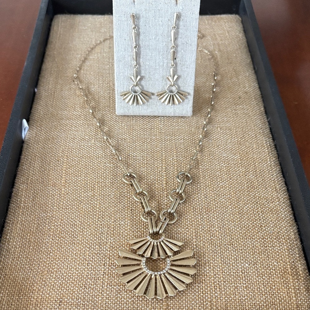 Chloe‎ + Isabel Guilded Sensu Gold Pendant Necklace & Statement Earring Set. EUC